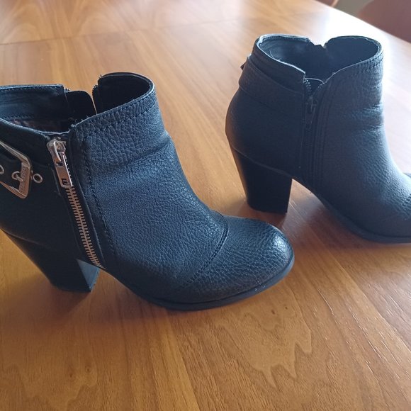 Guess Leather Ankle bootie - Picture 2 of 4